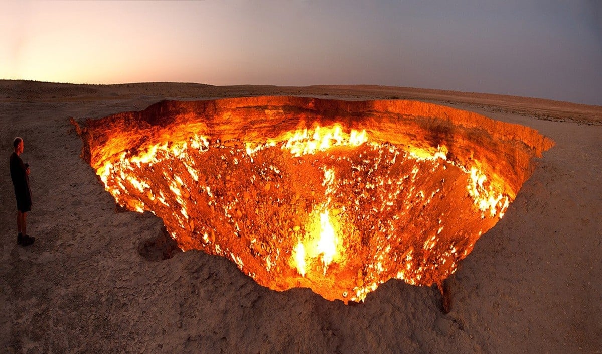 Travel Tips: धरती पर ‘नरक का दरवाजा’ बना Tourist Hotspot, जानिए Turkmenistan की इस जलती हुई जगह का Secret