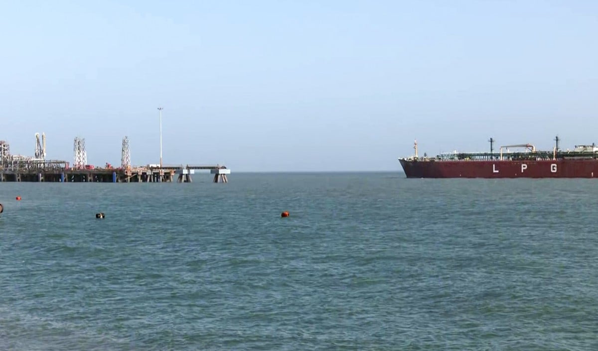 ईरान का Hormuz Strait पर पूरा ‘Control’, जहाजों के लिए परमिट अब अनिवार्य, GLOBAL टेंशन!