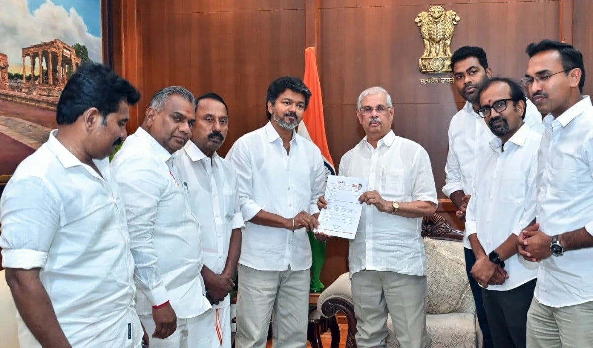 केरल से आउट हुई लेफ्ट Tamil Nadu में कैसे बनी Kingmaker, समर्थन मिलते ही Joseph Vijay ने सरकार बनाने का दावा पेश किया