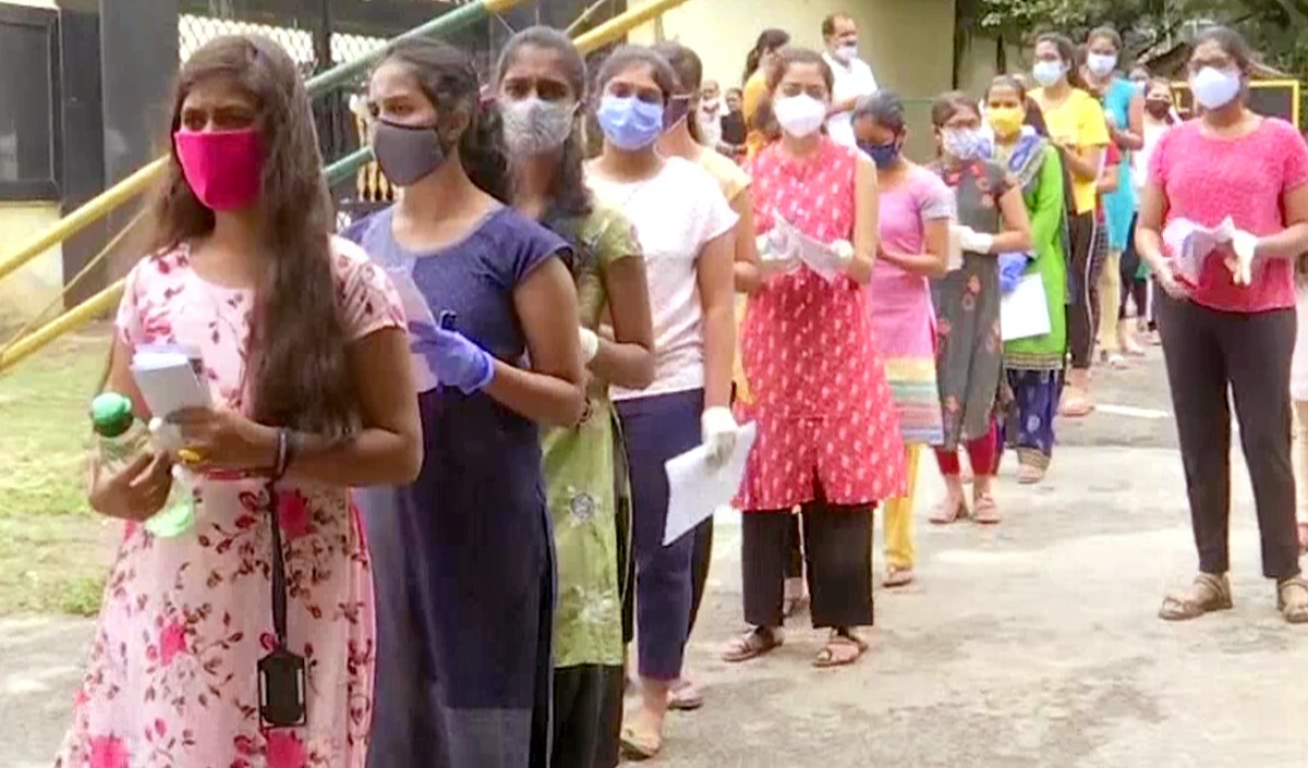 NEET Scam पर Karnataka में NSUI का हल्ला बोल, परीक्षा रद्द करने की उठी मांग