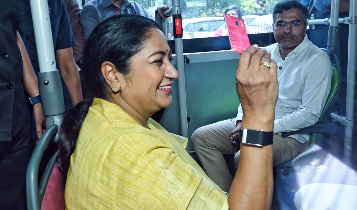 Delhi का ‘Pink Card’ बना महिलाओं की पहली पसंद, CM Rekha Gupta की स्कीम ने तोड़ा 8 लाख का रिकॉर्ड