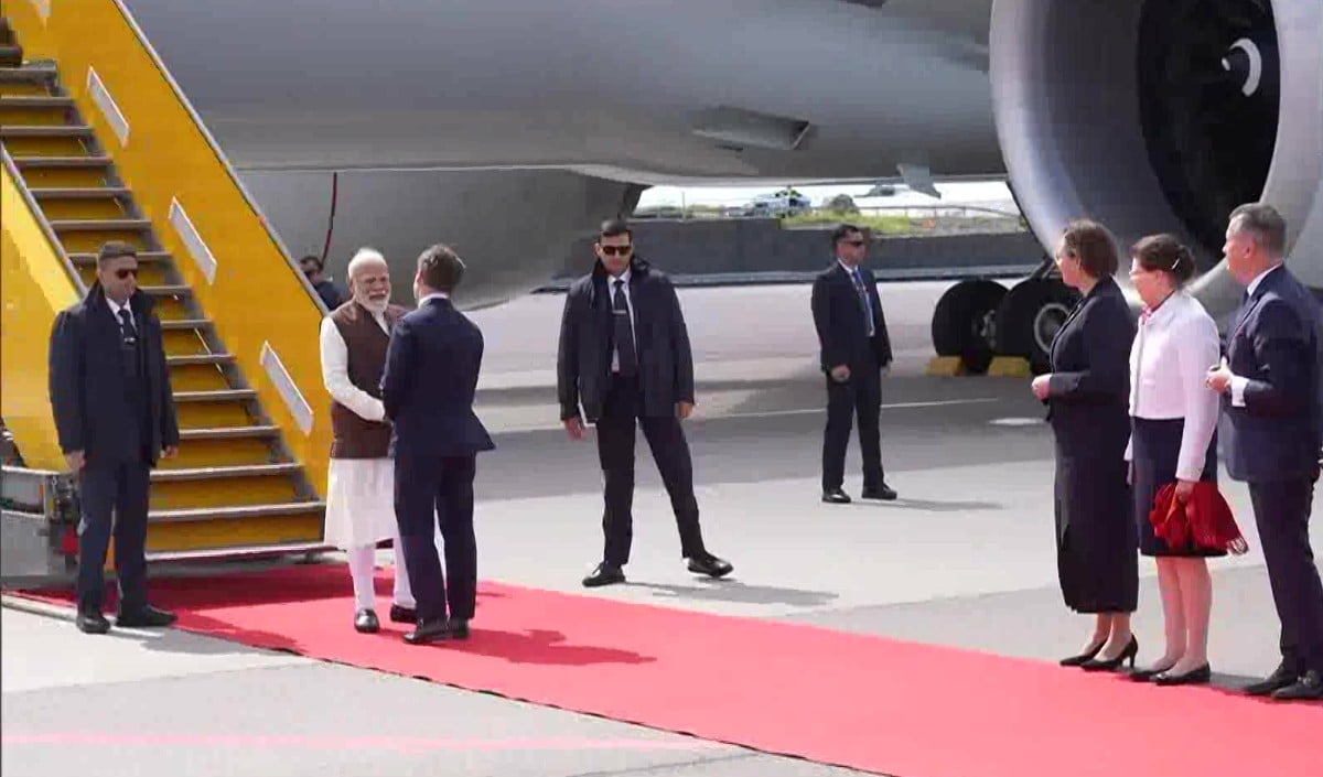 आसमान में Gripen Jets और एयरपोर्ट पर PM Ulf Kristersson, Sweden में PM Modi का हुआ ग्रैंड वेलकम