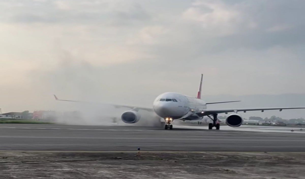 Kathmandu Airport पर लैंडिंग के वक्त Turkish Airlines के विमान में लगी भीषण आग, 277 यात्री बाल-बाल बचे
