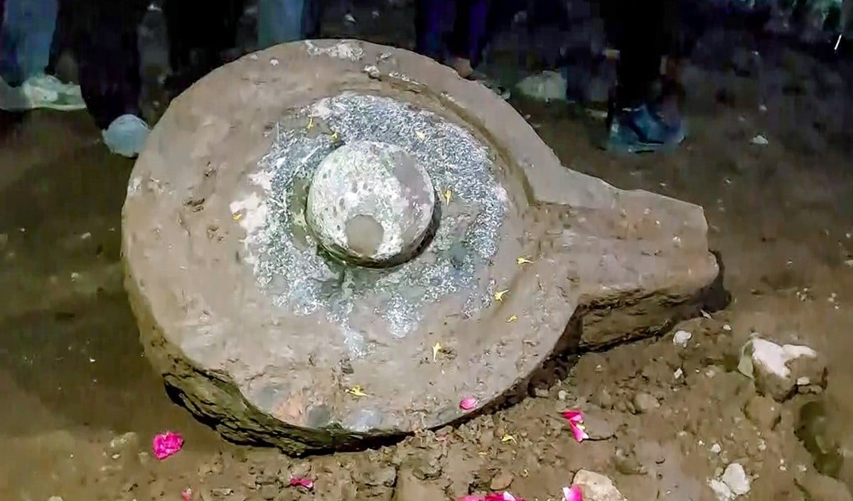 महाकाल की नगरी Ujjain में खुदाई के दौरान मिला विशालकाय शिवलिंग, हो सकता है 1000 साल पुराना!