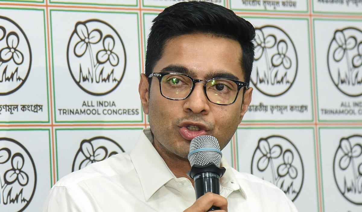 स्पीकर से मुलाक़ात के बाद अभिषेक ने कहा- सिर्फ़ सांसद किसी दूसरी पार्टी में विलय नहीं कर सकते