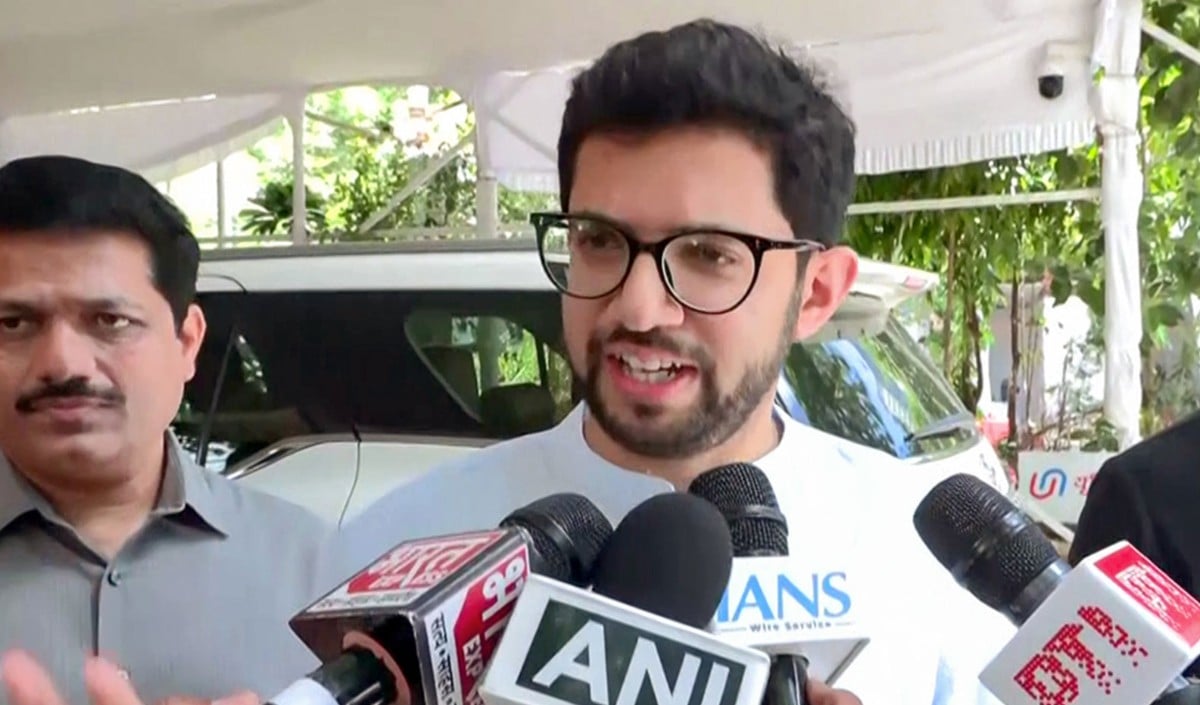 Aditya Thackeray का BJP पर तीखा हमला, Mumbai के फुटबॉल ग्राउंड को बताया ‘बिल्डर लॉबी’ की भेंट