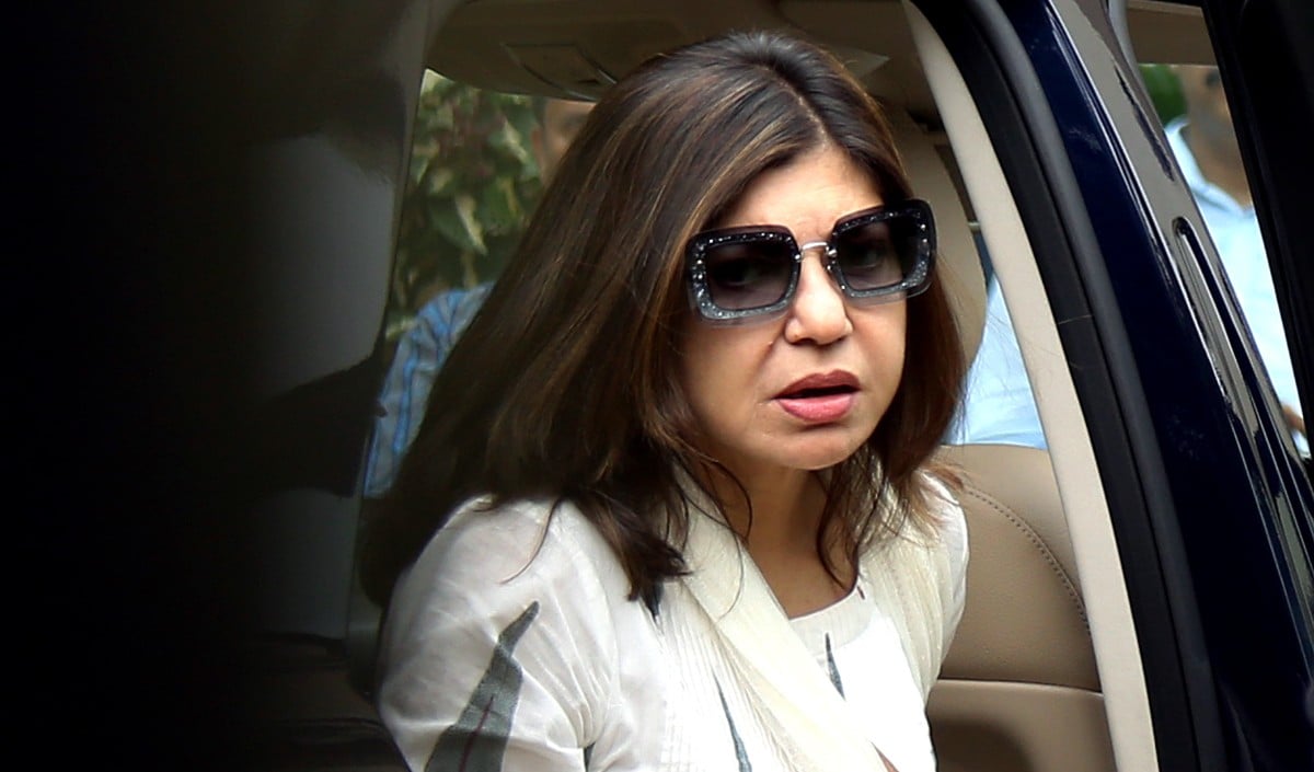 Alka Yagnik ने Wheelchair वीडियो पर तोड़ी चुप्पी, फैंस से बोलीं- चिंता न करें, मैं ठीक हूँ