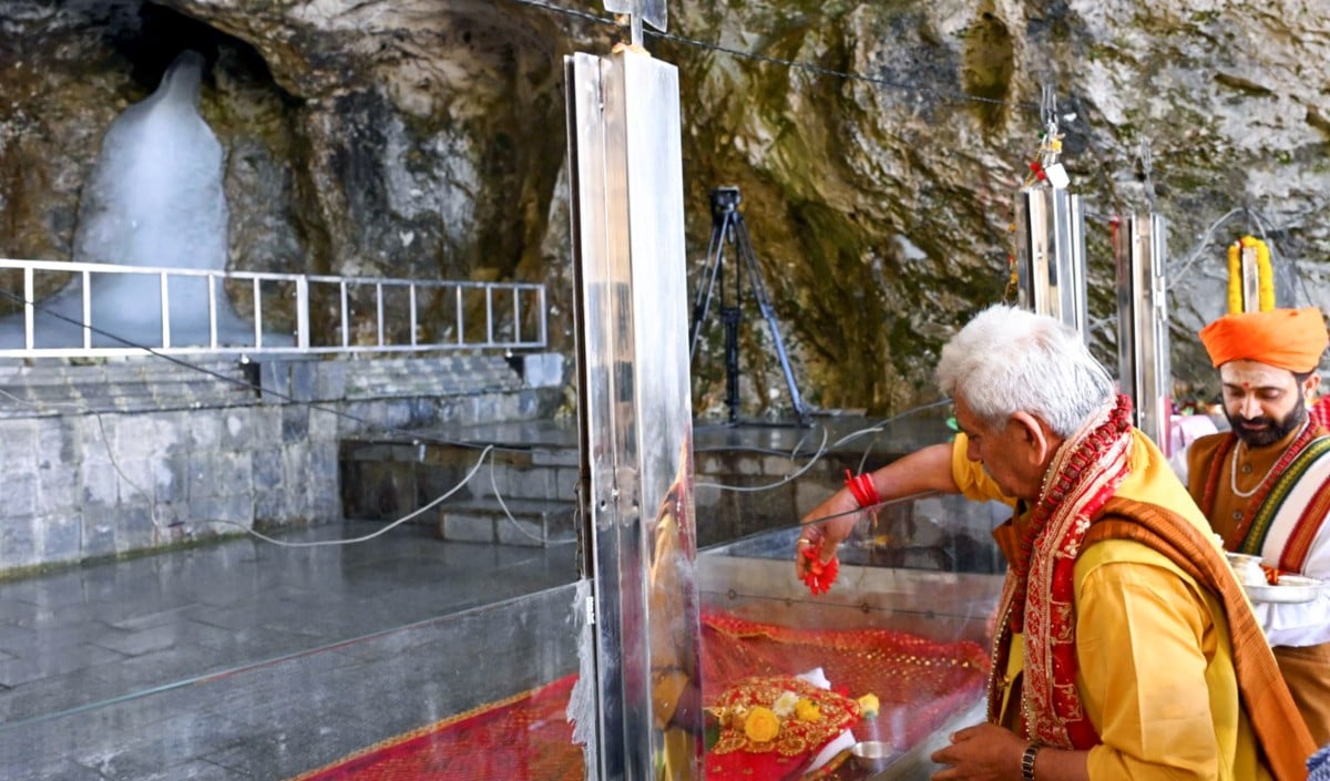 बाबा बर्फानी के जयकारों से गूंजी पवित्र गुफा, LG Manoj Sinha ने की पहली पूजा, Amarnath Yatra शुरू