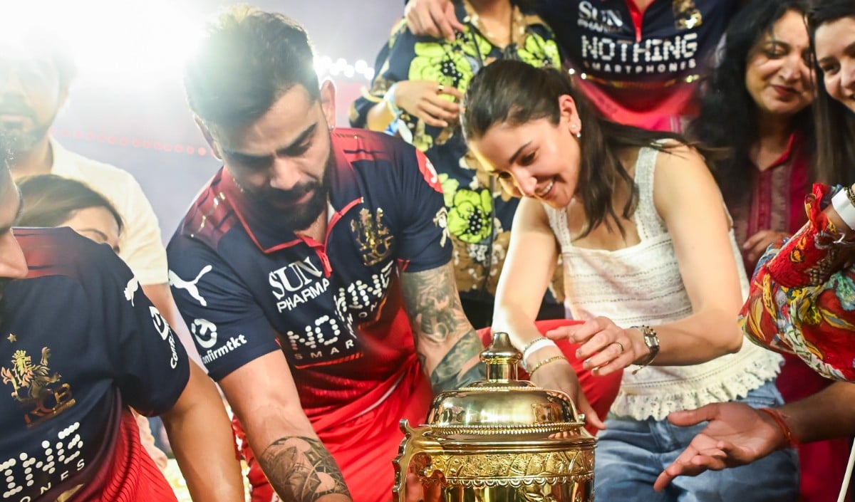 RCB के खिताबी जश्न की अनदेखी तस्वीर में झलका विराट का दर्द, Anushka Sharma ने शेयर की दिल छू लेने वाली याद!