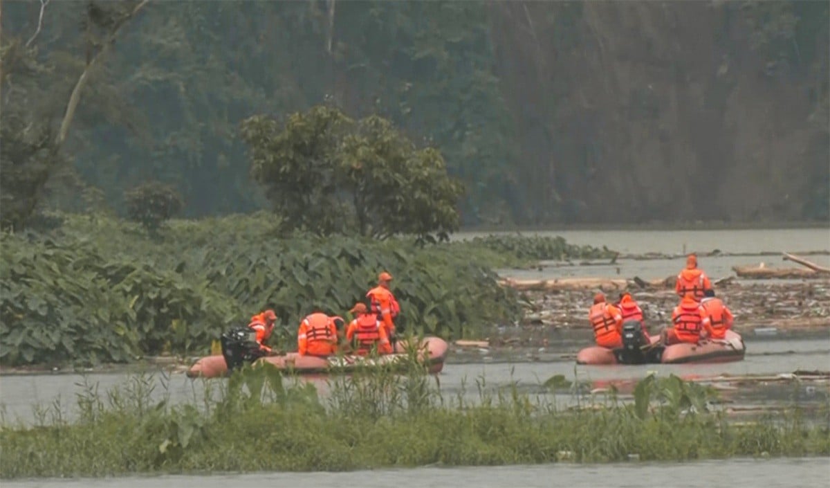 Arunachal Flood: टापू पर फंसे लोग, देवदूत बनकर पहुंची IAF, भारी बारिश से बिगड़े हालात, रेस्क्यू जारी