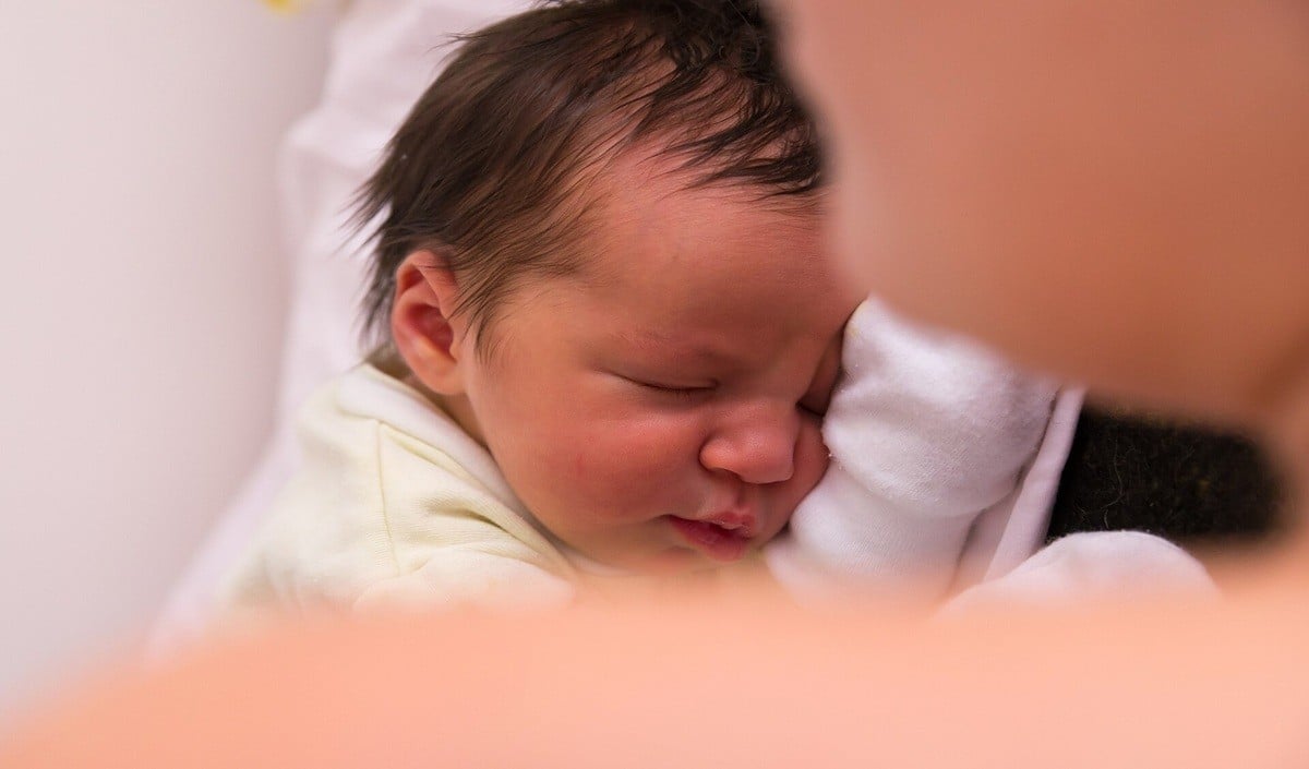Baby Care Tips: बच्चे की मालिश में न करें ये गलती, जानें मौसम के हिसाब से कौनसा तेल है Perfect