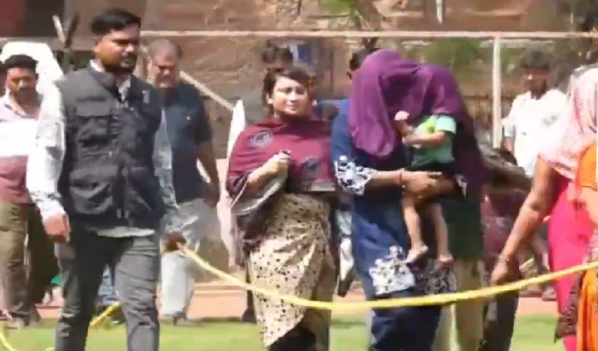 रस्सी में घेरकर दबोचे बांग्लादेशी, सबके हाथों से निकाली गई जानकारी!