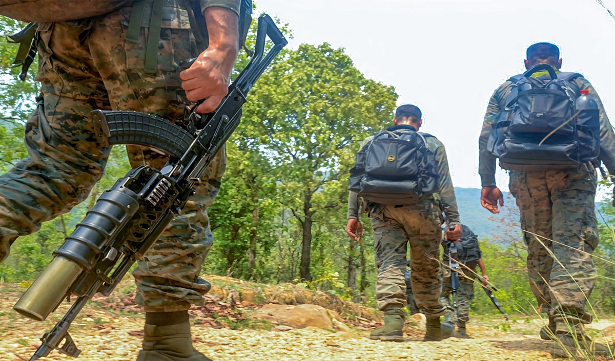 Chhattisgarh के Bastar में नक्सलियों पर डबल स्ट्राइक, भारी हथियार और 24 Lakh Cash बरामद
