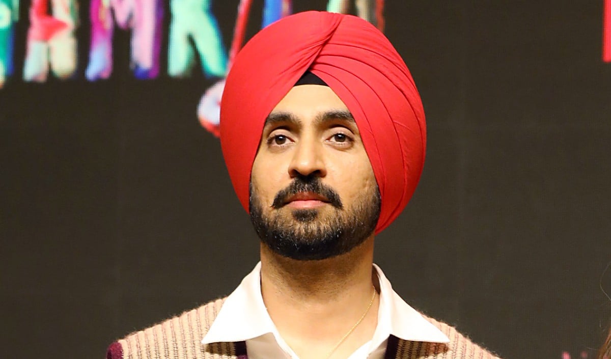 Diljit Dosanjh के लाइव कॉन्सर्ट में सुरक्षा में बड़ी चूक, मंच पर चढ़े खालिस्तान-समर्थक, प्रदर्शनकारी को पुलिस ने किया गिरफ्तार