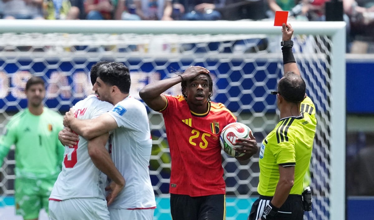 Red Card ने बढ़ाया World Cup का रोमांच, 10 खिलाड़ियों की Belgium ने ईरान को गोल नहीं करने दिया