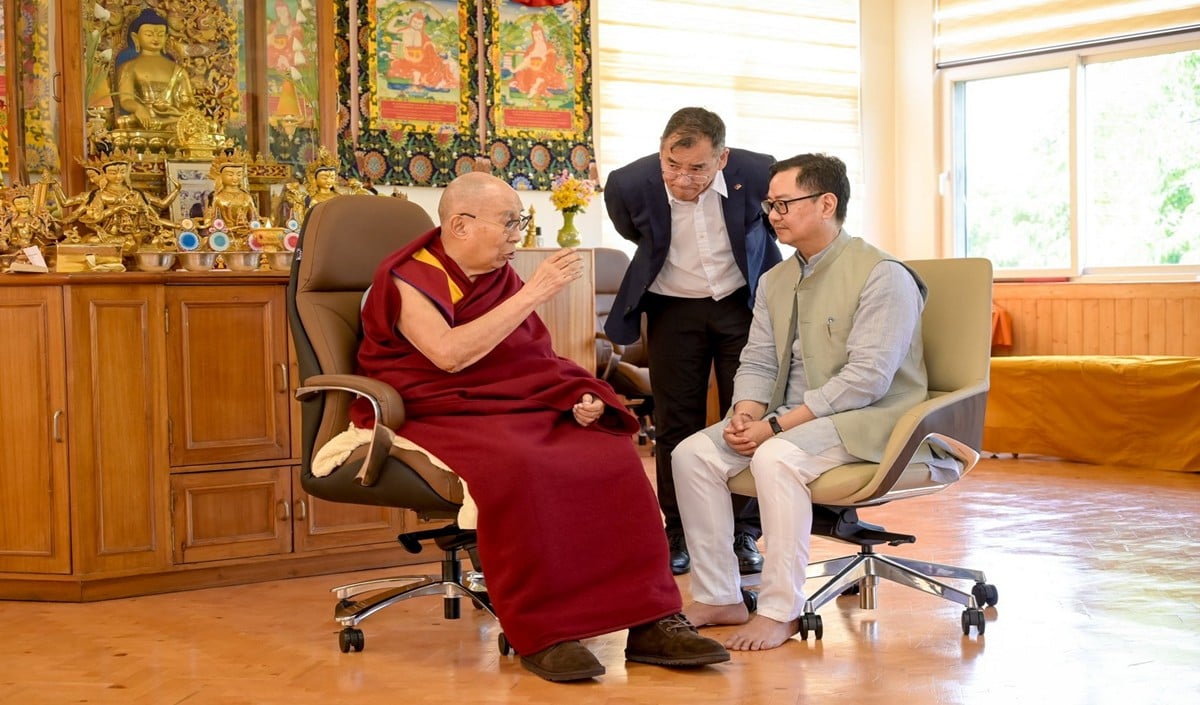 Kiren Rijiju meets Dalai Lama: सर्जरी के बाद अच्छे मूड में दिखे तिब्बती गुरु, मंत्री ने Delhi में ली हेल्थ रिपोर्ट