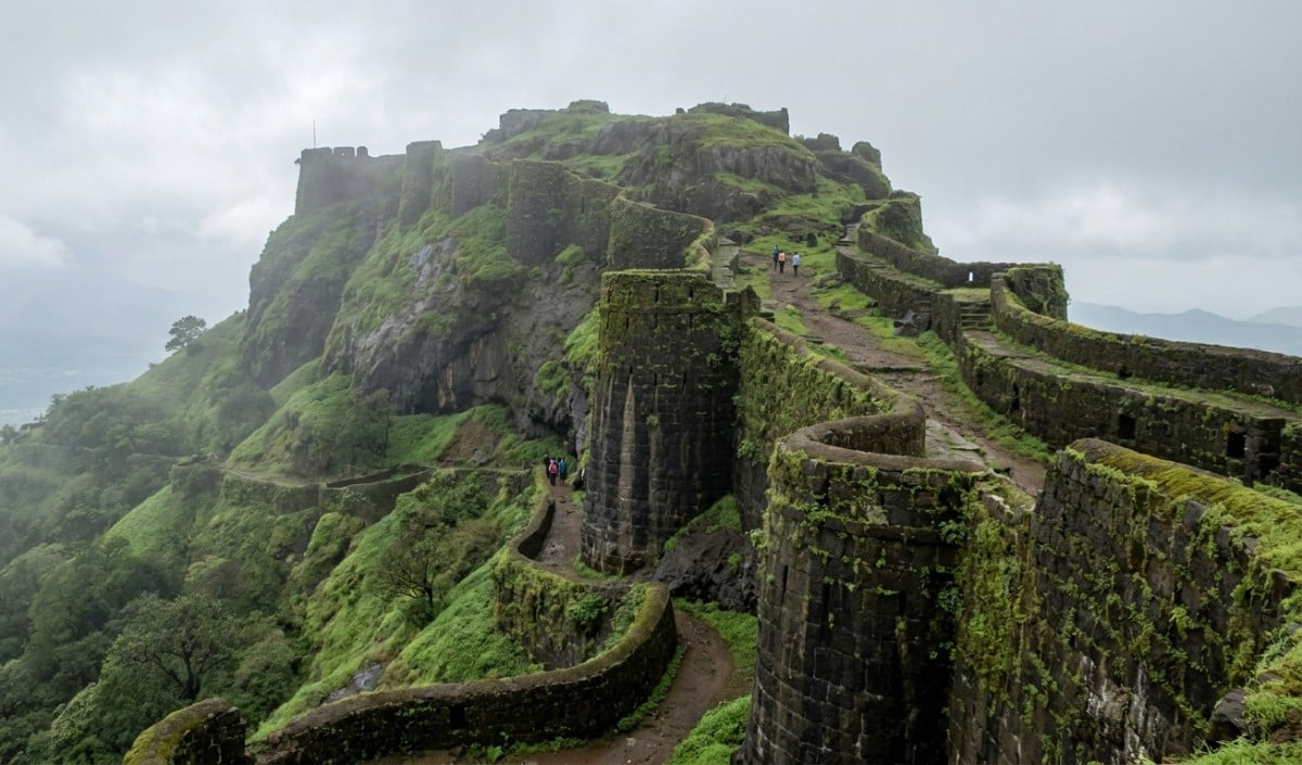 Lohagad Fort History | 2000 साल पुराने लोहागढ़ किले में बढ़ा ‘डार्क टूरिज्म’, खौफनाक हत्याकांड के बाद ‘सिया स्पॉट’ बना पर्यटकों का नया आकर्षण