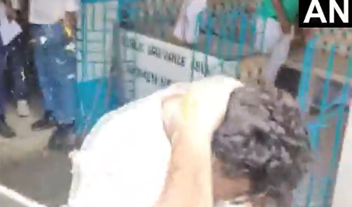 Bengal में TMC नेता सौमित्र बनर्जी पर अंडा अटैक, कोर्ट ले जाते वक्त लगे ‘चोर’ के नारे