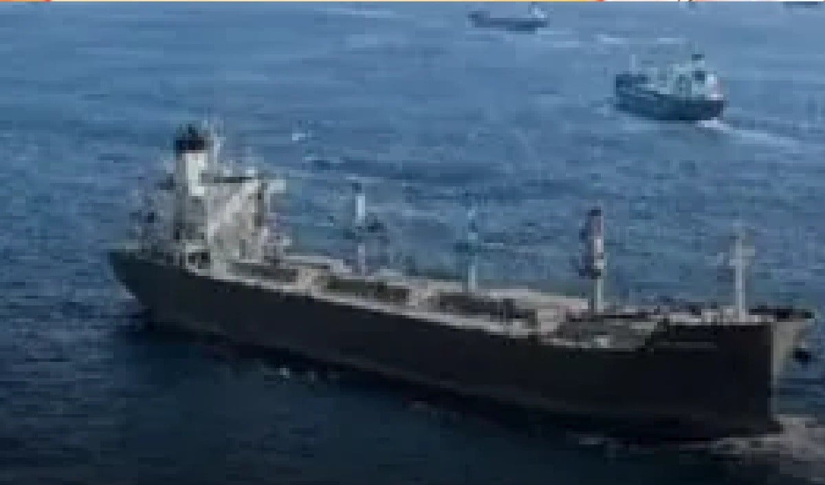 Oman के पास US Navy पर हमले का आरोप, 24 Indian Sailors को लेकर डूब रहे जहाज में हड़कंप