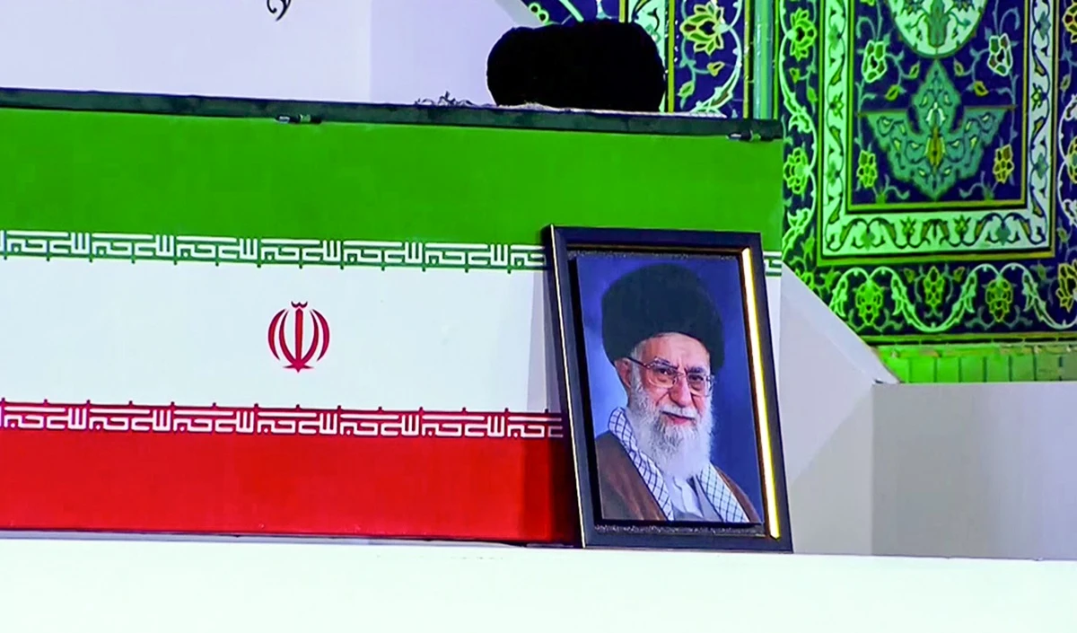 Tehran की सड़कों पर Khamenei के लिए उमड़ा जनसैलाब, ‘अमेरिका मुर्दाबाद’ के नारों से गूंजा ईरान