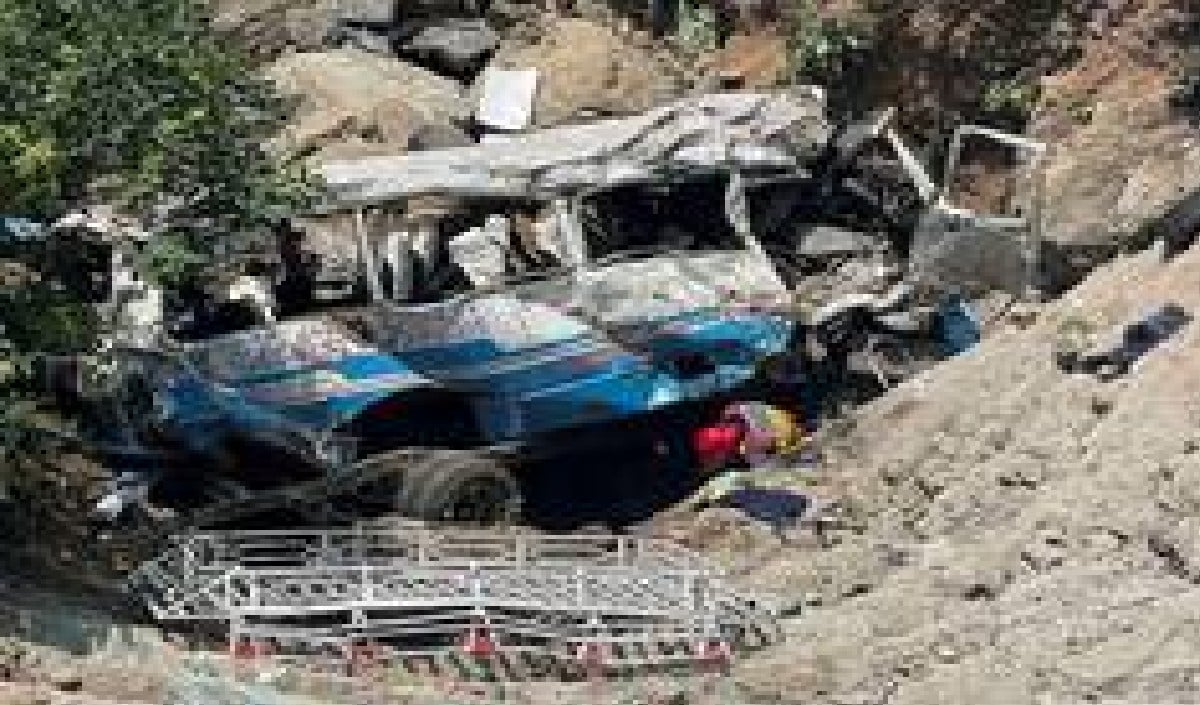 Pakistan के Balochistan में भयावह Road Accident, गहरी खाई में समाई बस, 40 लोगों की मौत
