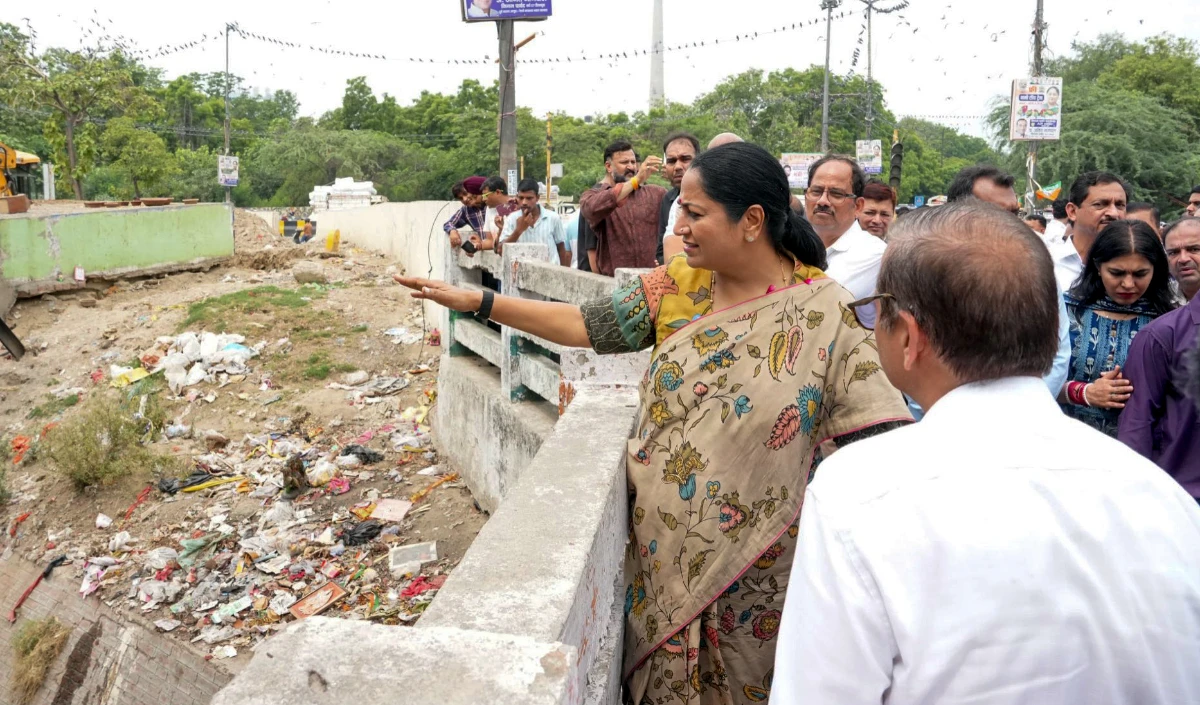 दिल्ली में भारी बारिश के बाद जलभराव, मुख्यमंत्री रेखा गुप्ता और मंत्री परवेश सिंह ने लिया जायजा