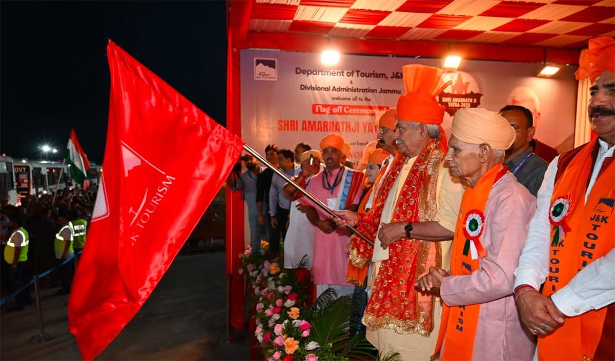‘बम-बम भोले’ के जयघोष के साथ अमरनाथ यात्रियों का पहला काफिला रवाना, LG Manoj Sinha ने दिखाई हरी झंडी