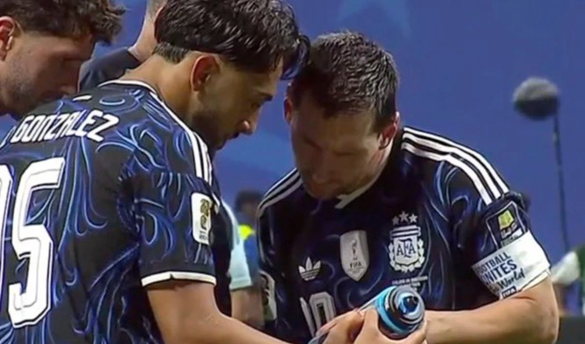 FIFA World Cup: अर्जेंटीना फाइनल में, जीत के बाद Jordan Pickford की ‘Secret Bottle’ पढ़ते दिखे Lionel Messi