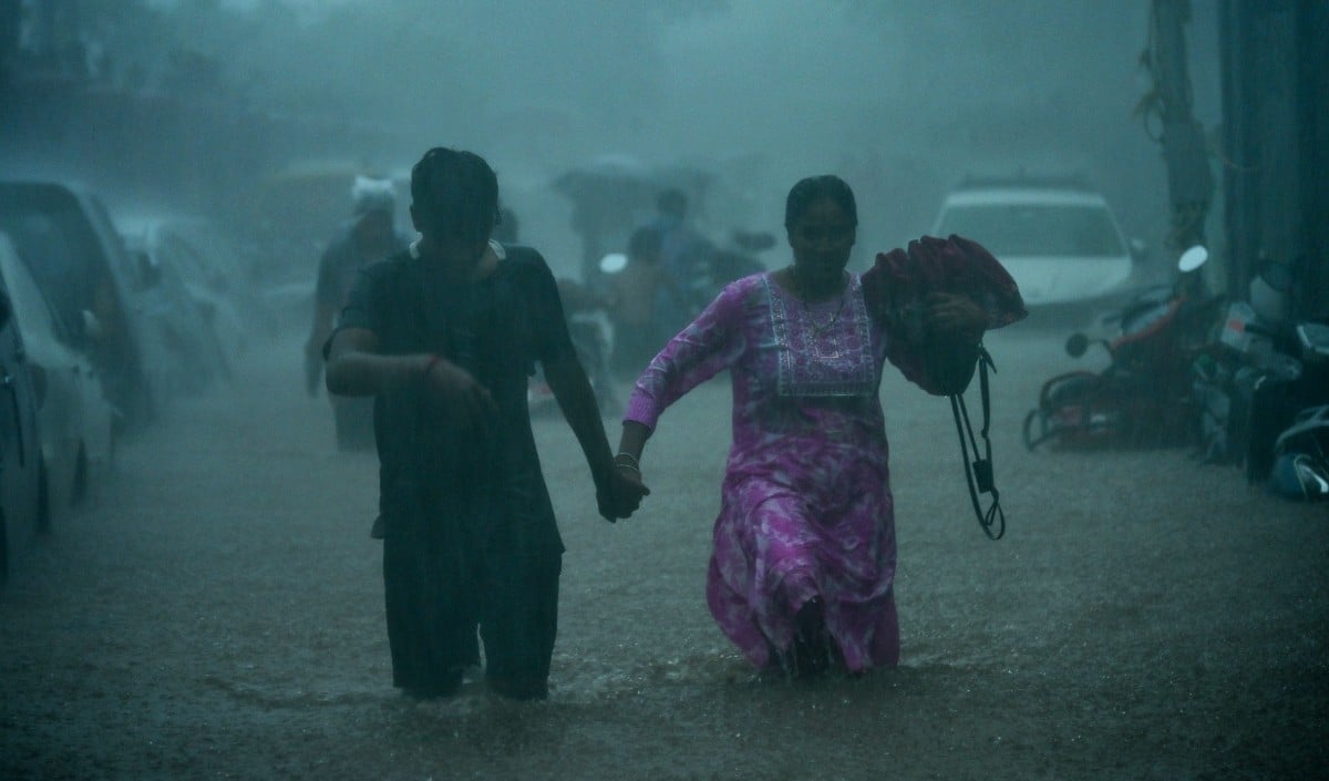 Mumbai Rain | मुंबई और उपनगरों में मूसलाधार आफत! पनवेल, उरण, पालघर और रायगढ़ में स्कूल-कॉलेज बंद, उड़ानें प्रभावित, लोकल ट्रेनें थमीं
