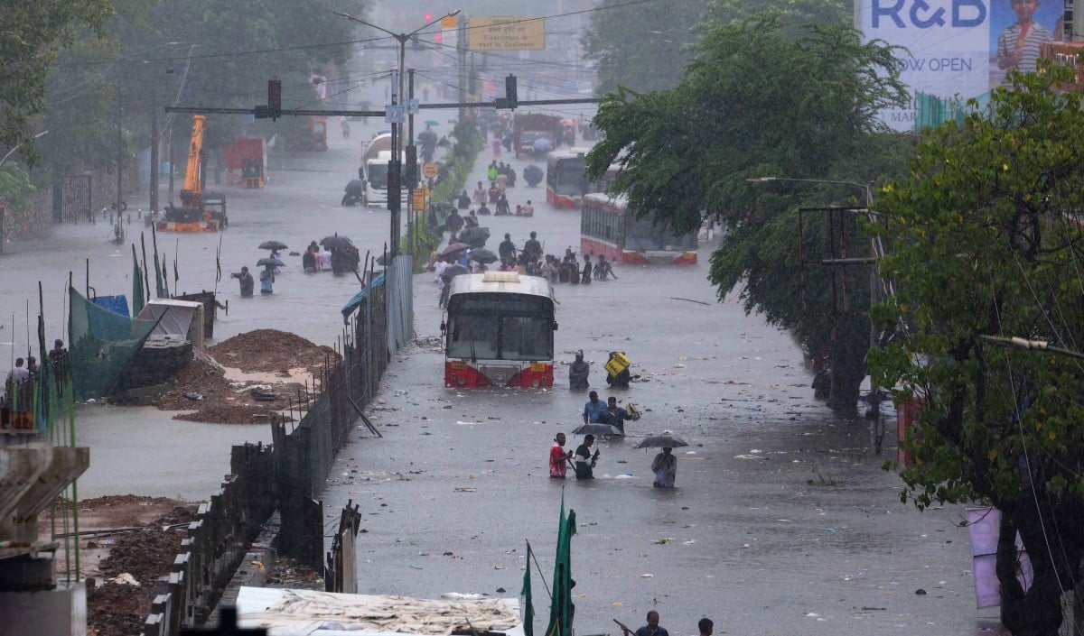Mumbai Rains IMD Red Alert | मुंबई, ठाणे और पालघर के लिए जारी किया ‘रेड अलर्ट’, माया नगरी की थमने लगी रफ्तार, लोकल और सड़कों का बुरा हाल