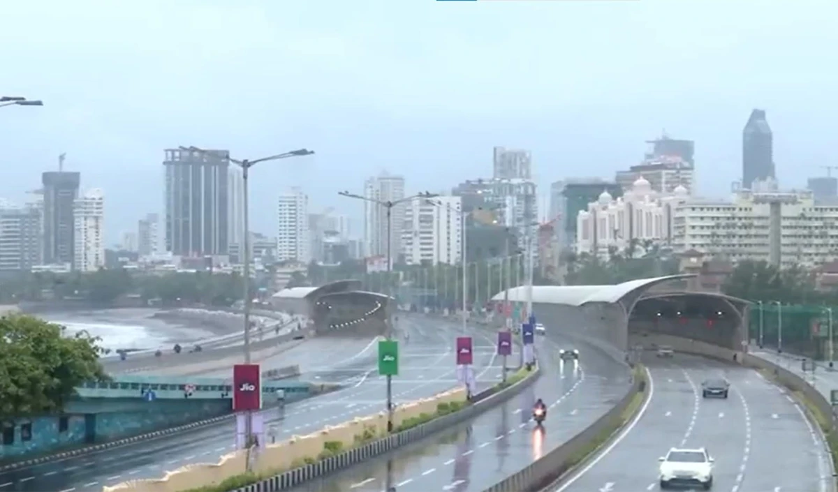 भारी बारिश से थमी Mumbai की रफ्तार, Local Trains की धीमी चाल, कई Flights का रूट बदला गया