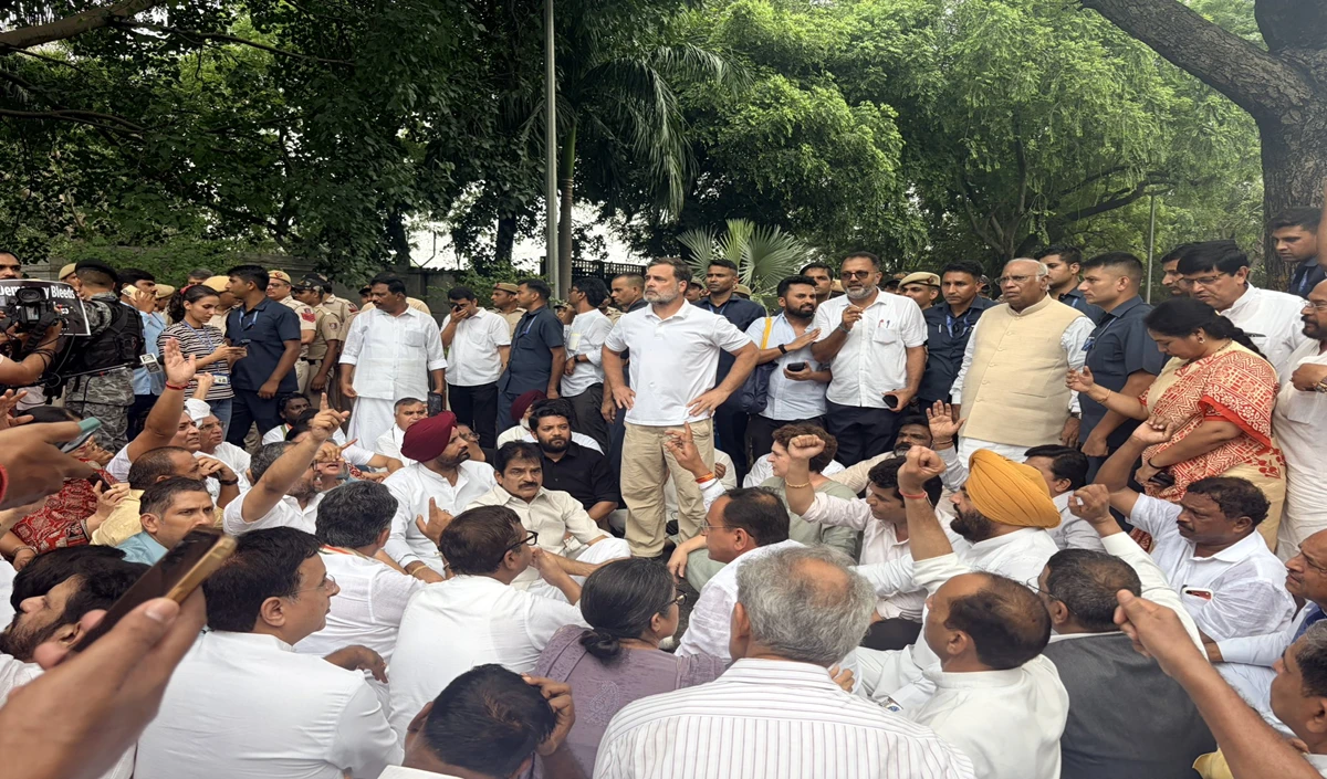 अब खुलकर आ गए राहुल-प्रियंका, PM आवास के पास धरने पर बैठे, बात करने पहुंचे केंद्रीय मंत्री जितेंद्र सिंह