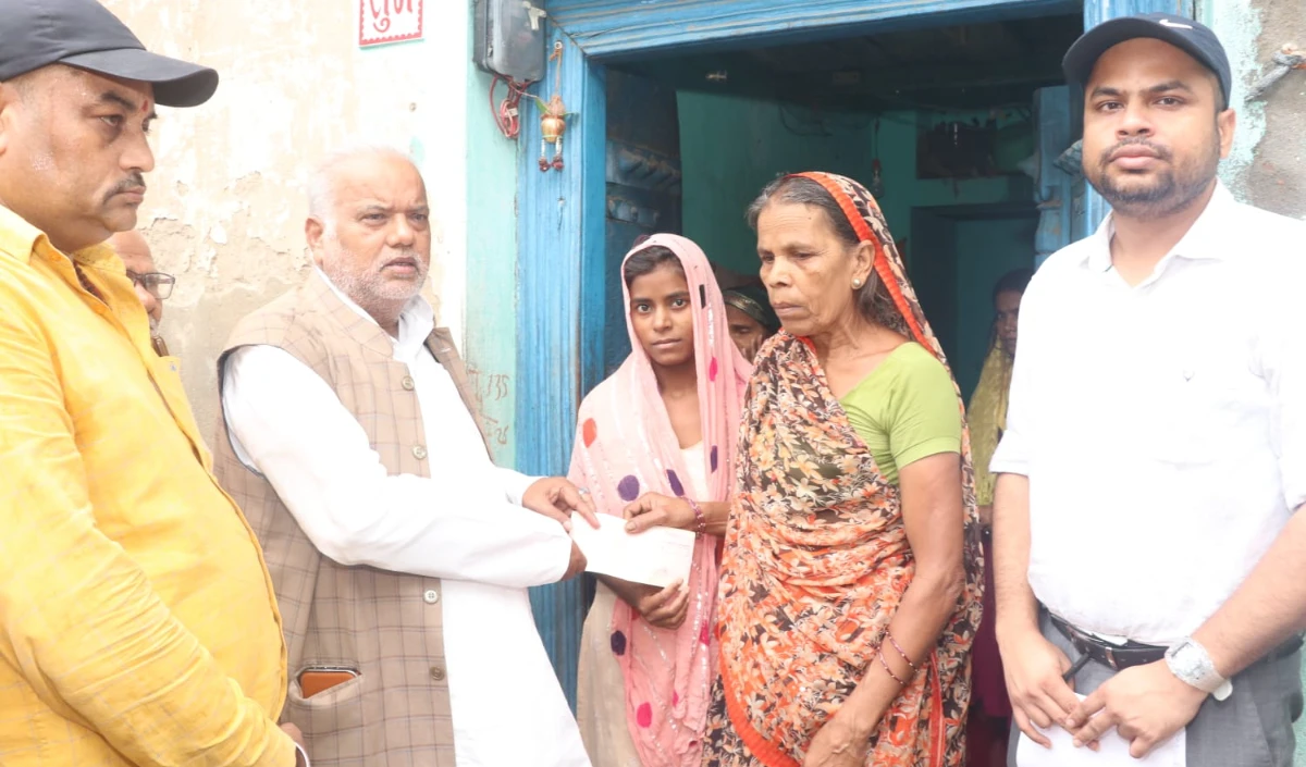 बिहारशरीफ में Shrawan Kumar ने पीड़ित परिवार को दी आर्थिक मदद, कहा- दुख की घड़ी में Bihar सरकार साथ