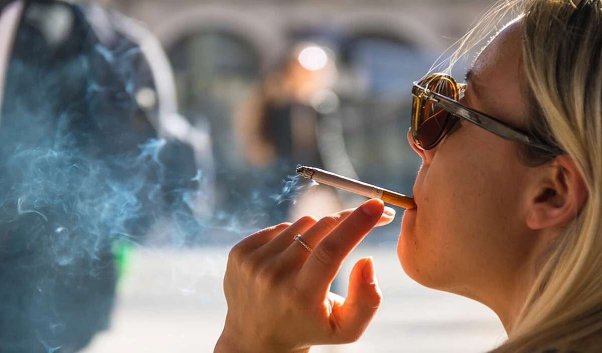 Health Tips: धुंधलापन और Dry Eyes सिर्फ थकान नहीं, आपकी Smoking Habit का है नतीजा, जानें पूरा सच