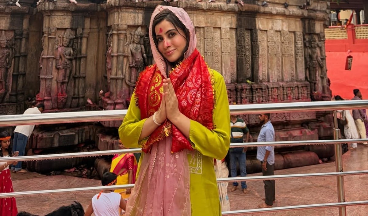 कामाख्या देवी मंदिर पहुंचीं Uorfi Javed, लाल चुनरी और तिलक लगाए तस्वीरें हुईं वायरल