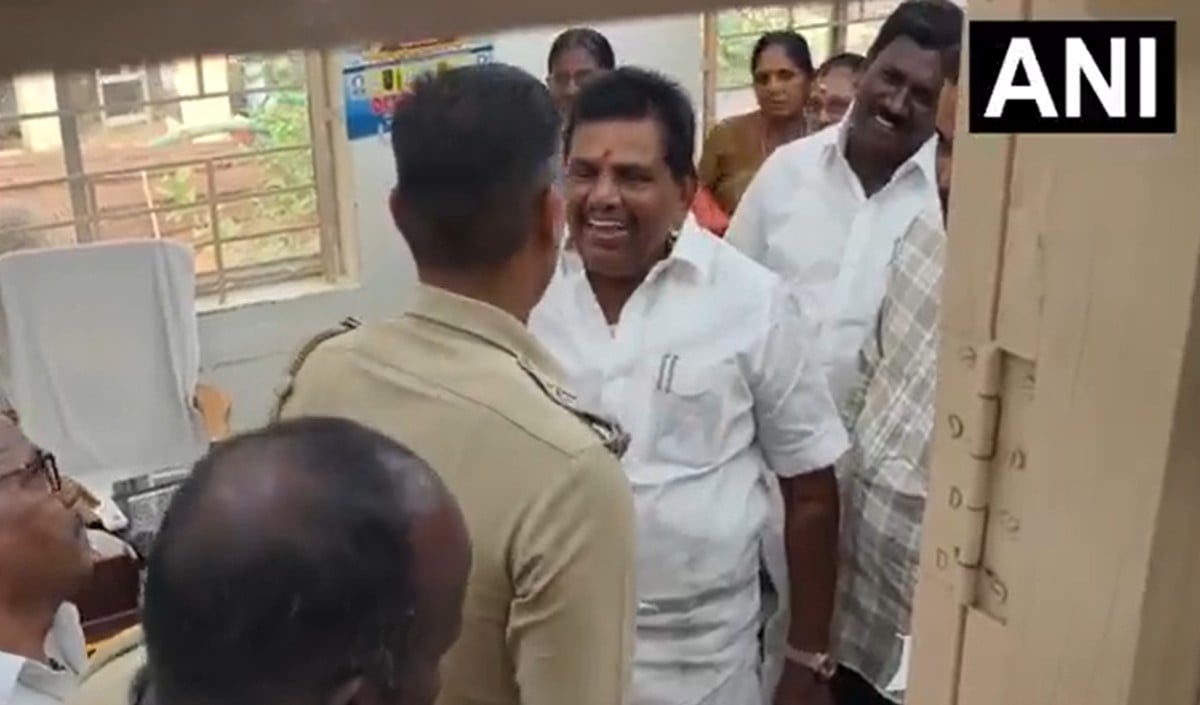 CM Vijay पर टिप्पणी पड़ी भारी, DMK के पूर्व मंत्री Anitha Radhakrishnan गिरफ्तार, Tamil Nadu में बवाल