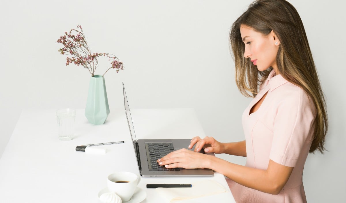 Work Culture में तेजी से वायरल हो रहा Micro Break ट्रेंड, Desk Job वालों के लिए वरदान है यह 2-Minute ट्रिक