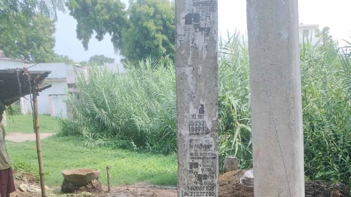 Ballia-बिजली के खंभे में करंट उतरने से गाय की मौत, बिजली विभाग के प्रति लोगों में दिखा आक्रोश