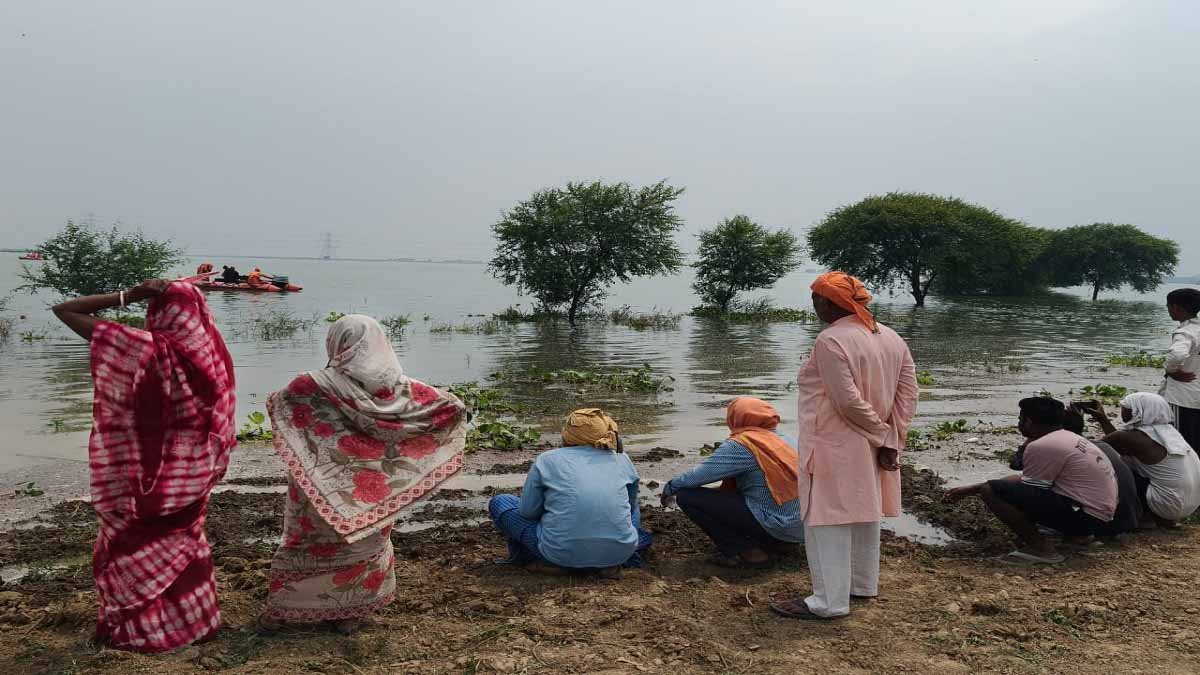 Ballia-गंगा नदी में नहाते समय युवक डूबा, तलाश में जुटी एनडीआरएफ व फ्लड पीएसी
