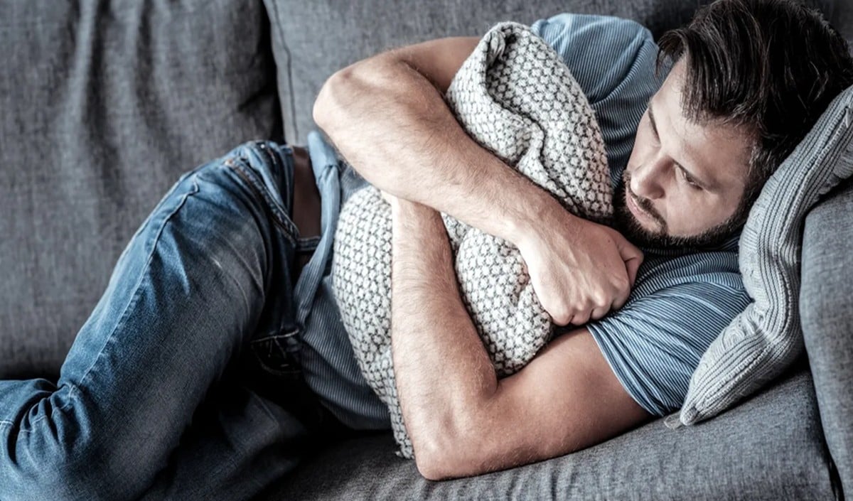 Health Tips: क्या बाईं करवट सोना वाकई पाचन के लिए बेस्ट है? Heartburn रोकने के लिए अपनाएं ये Health Tips