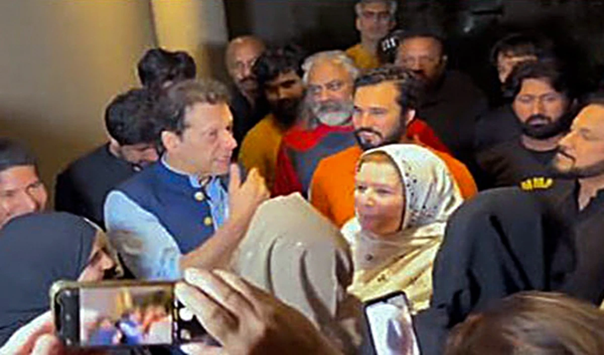Adiala Jail में Imran Khan से मिलीं पत्नी और बहन, Pakistan SC के आदेश से हुआ 9 महीने बाद मिलन संभव