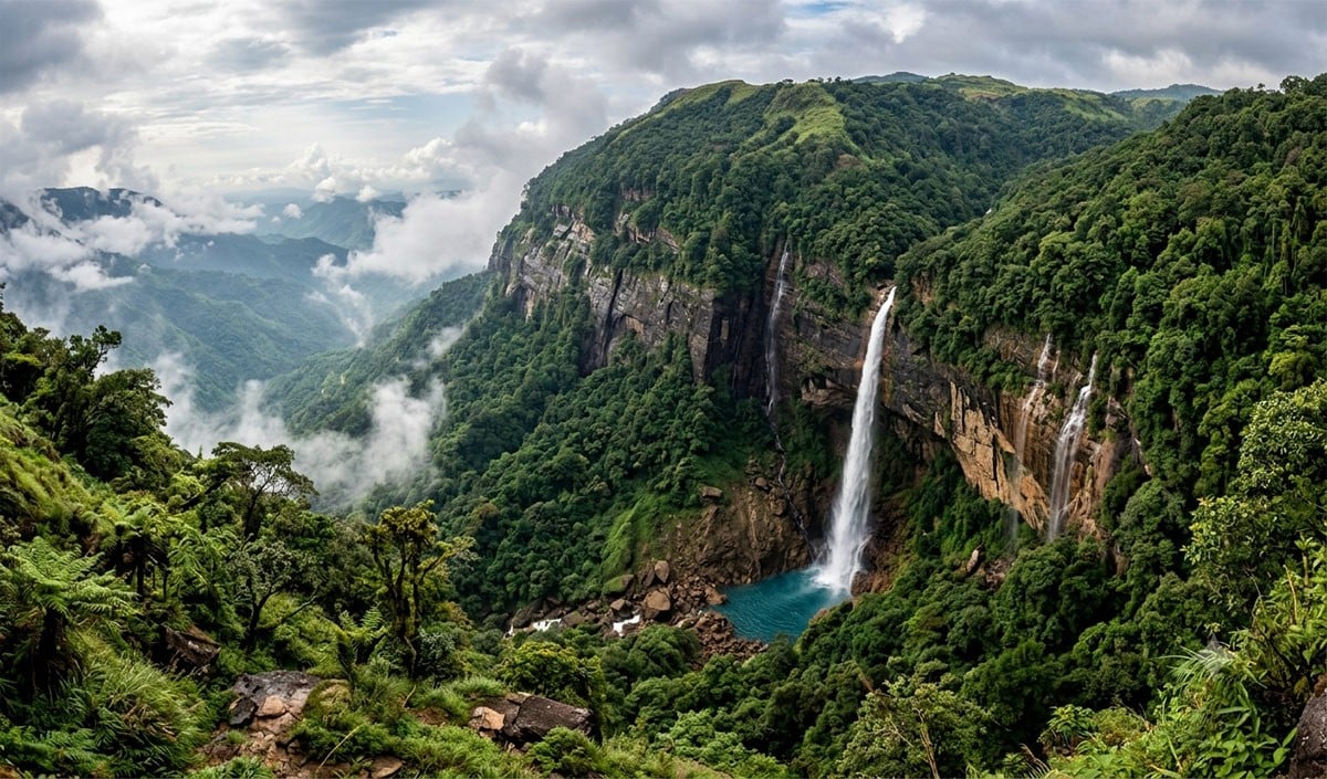 Meghalaya का नोहकालिकाई जलप्रपात: Photography के शौकीनों के लिए जन्नत है यह Waterfall