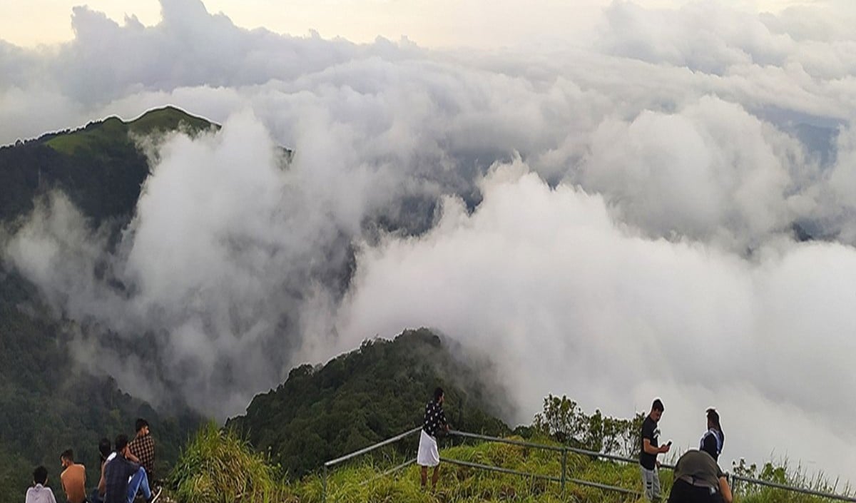 Travel Tips: बादलों के ऊपर बसा Zuluk गांव, Thambi View Point से दिखती है Kanchenjunga की दिव्य चोटियां