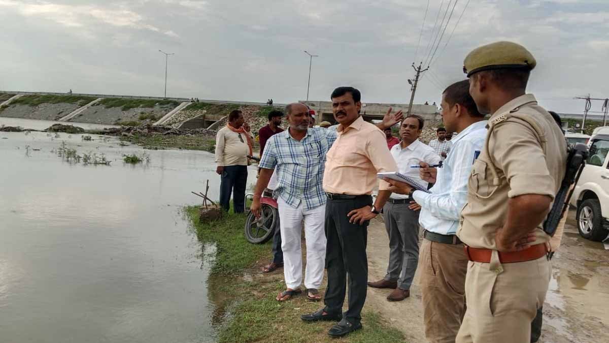 Ballia-गंगा का जलस्तर बढ़ने से शहर के निहोरा नगर में 50 घरों में घुसा पानी, डीएम ने किया औचक निरीक्षण
