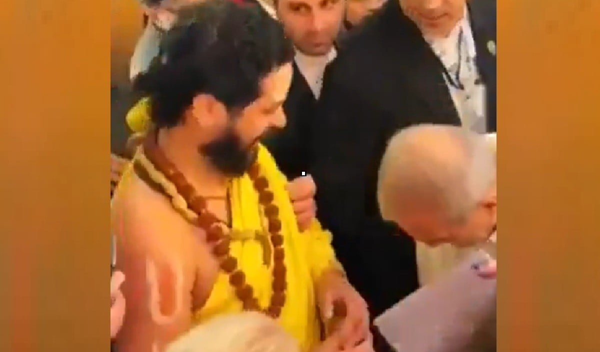ईरानी राष्ट्रपति ने हिंदू धर्मगुरु के पैर छुए? पाकिस्तानी जहर क्यों उगलने लगे