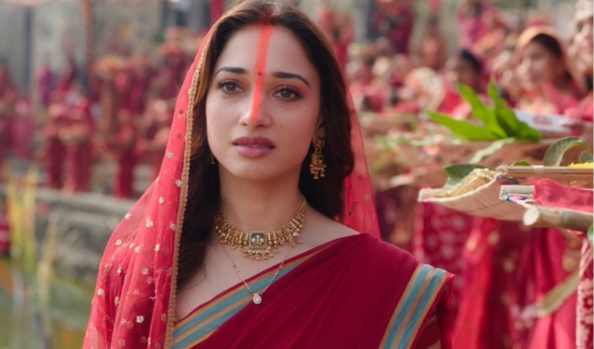 Bollywood Wrap-up: तमन्ना भाटिया ने ‘छठी मैया’ के रंग में रंगा देश, तो बेटे की कब्र पर रो पड़ीं सेलिना जेटली! पढ़ें आज की 5 बड़ी खबरें