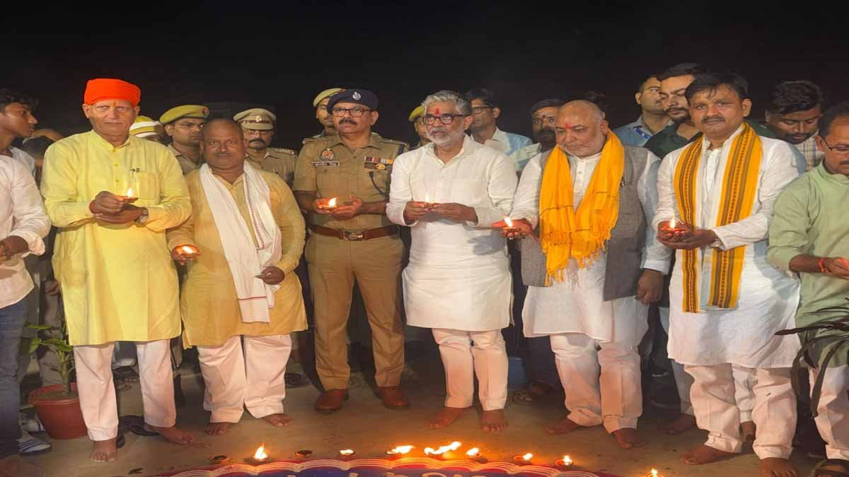 Ballia-प्रधानमंत्री के जन्मदिवस पर वीर लोरिक स्टेडियम में मंत्री दयाशंकर सिंह ने जलाया ‘आशीर्वाद का दीया’