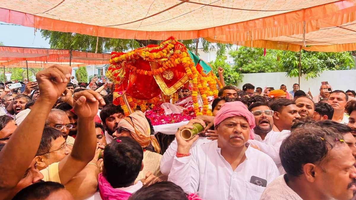 स्व.रामगोविंद चौधरी को अंतिम विदाई देने उमड़ा जनसैलाब, पैतृक गांव गोसाईंपुर में राजकीय सम्मान के साथ अंतिम संस्कार