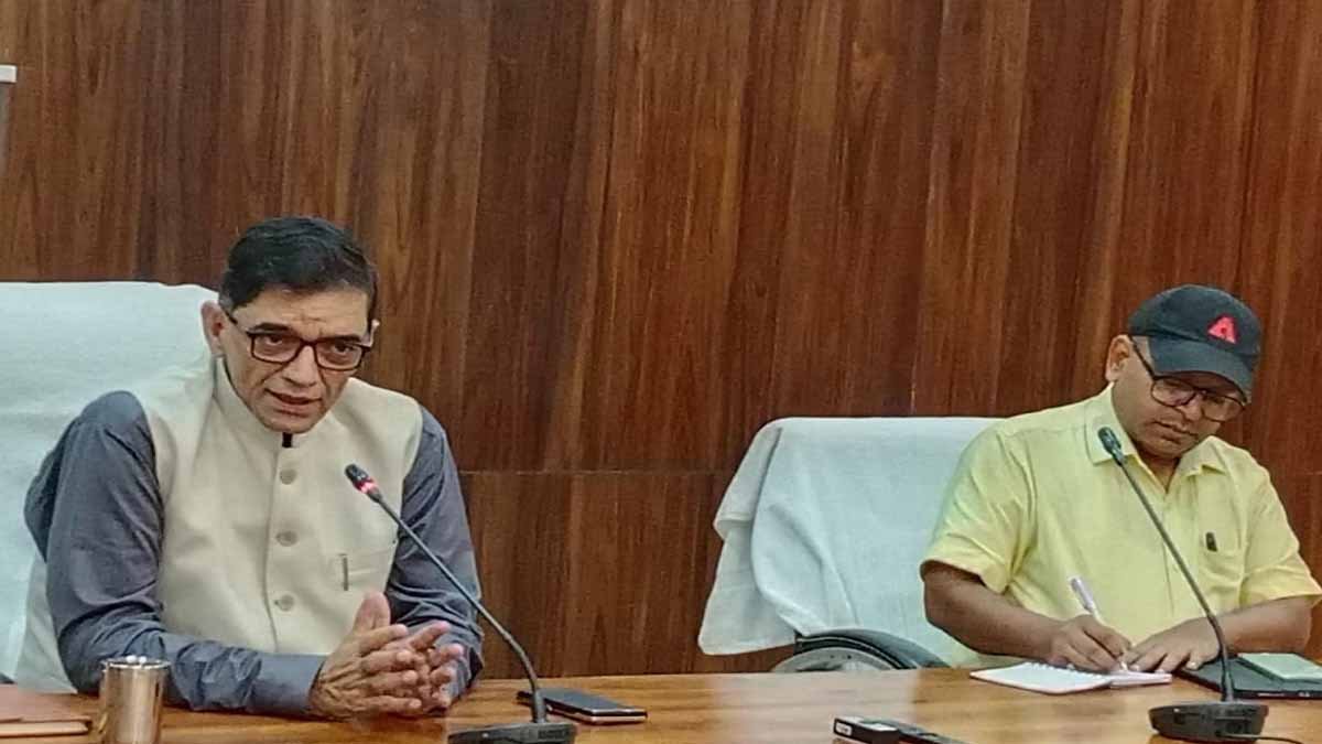 नए डीएम ज्ञानेंद्र सिंह ने बताईं प्रशासन की प्राथमिकताएं, गरीबों तक योजनाओं का लाभ पहुंचाने पर विशेष जोर