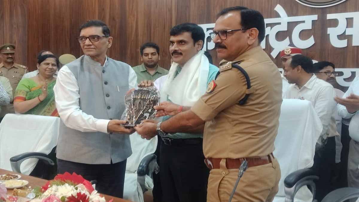 बलिया के नए डीएम ज्ञानेंद्र सिंह ने संभाली कमान, विदाई समारोह में मंगला प्रसाद सिंह को दी गईं शुभकामनाएं